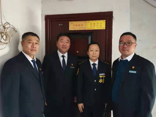 “一人得獎(jiǎng)，全家光榮” 送“牌”上門(mén)，集團(tuán)為標(biāo)兵先進(jìn)送去榮譽(yù)喜報(bào)牌匾
